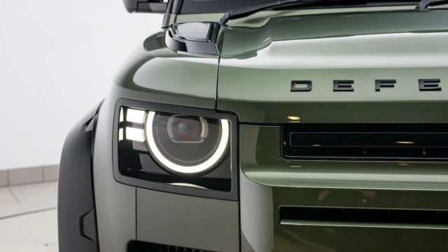 Land Rover Defender Image 8
