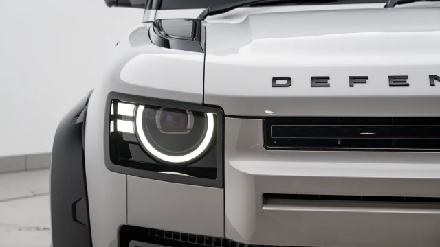 Land Rover Defender Image 8