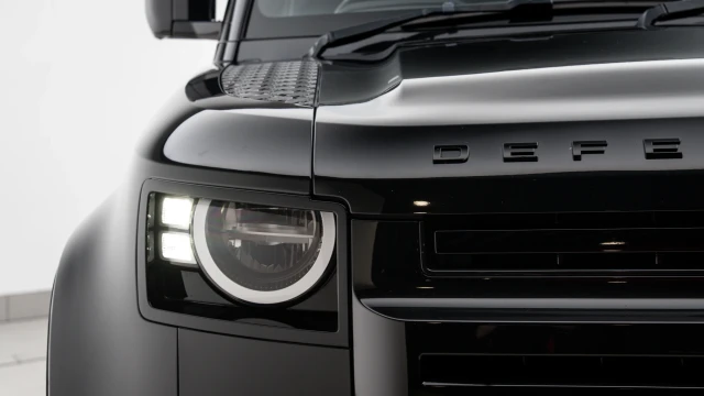 Land Rover Defender Image 7