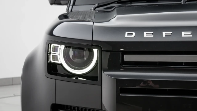 Land Rover Defender Image 8