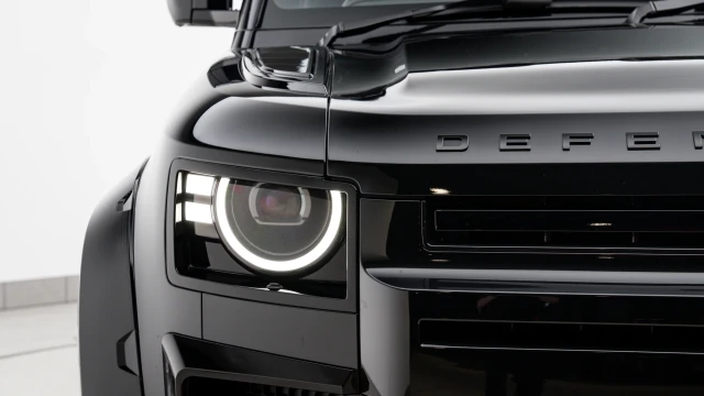 Land Rover Defender Image 8