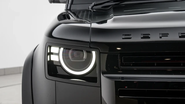 Land Rover Defender Image 8