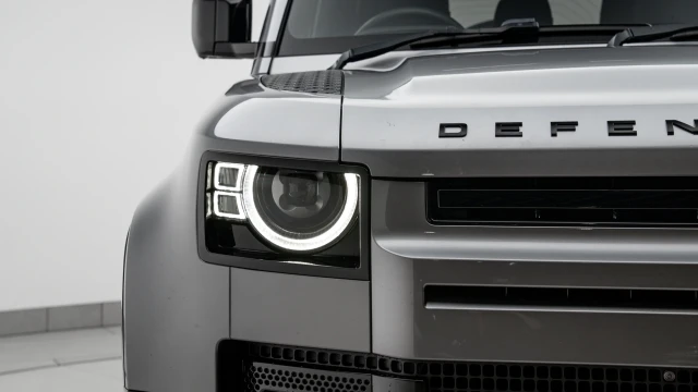 Land Rover Defender Image 8