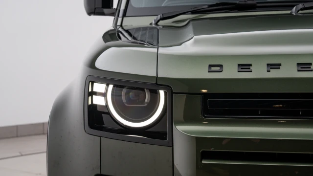 Land Rover Defender Image 7