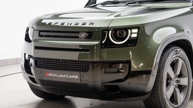 Land Rover Defender Image 8