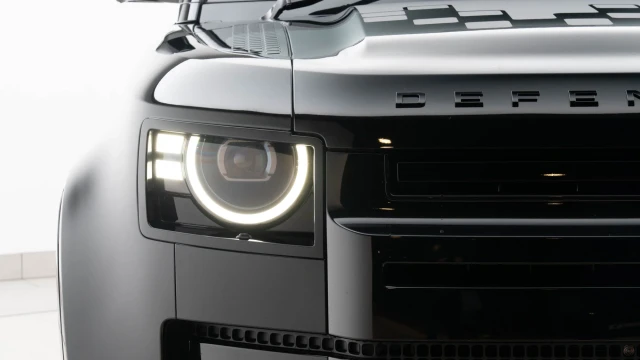 Land Rover Defender Image 4