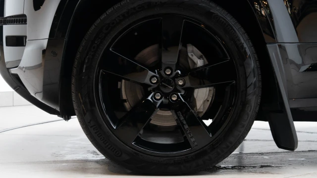 Land Rover Defender Image 6