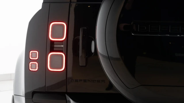 Land Rover Defender Image 8