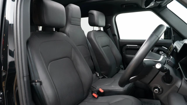 Land Rover Defender Image 3