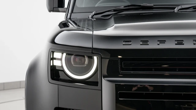 Land Rover Defender Image 8