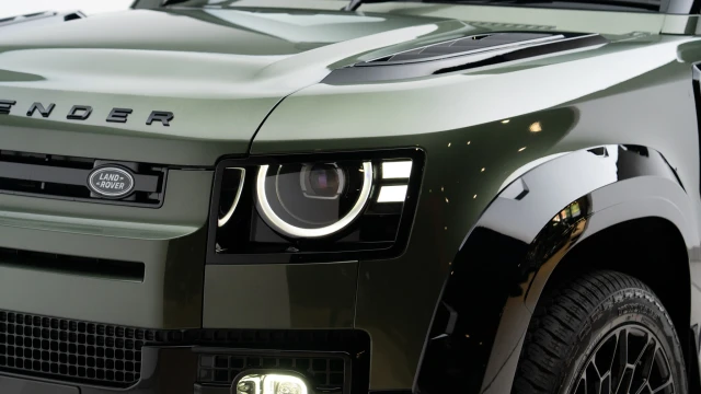 Land Rover Defender Image 5