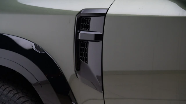 Land Rover Defender Image 7