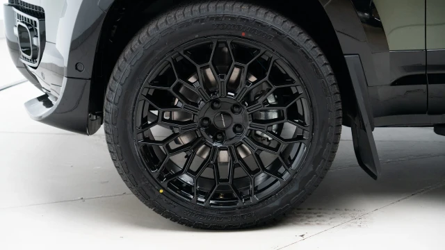 Land Rover Defender Image 8