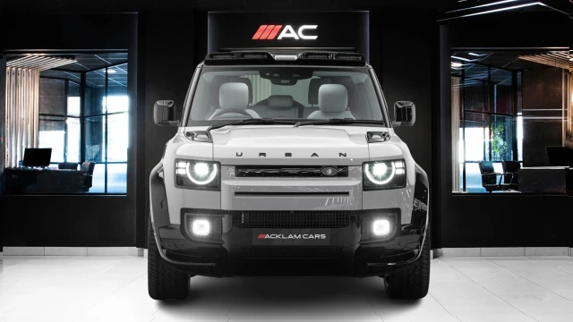 Land Rover Defender Image 4