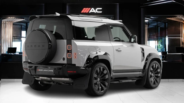 Land Rover Defender Image 5
