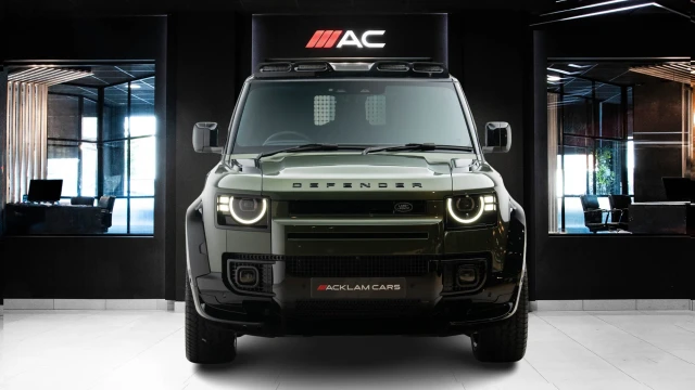 Land Rover Defender Image 4