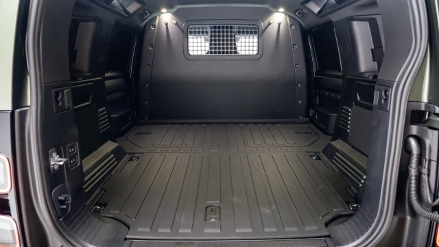 Land Rover Defender Image 7