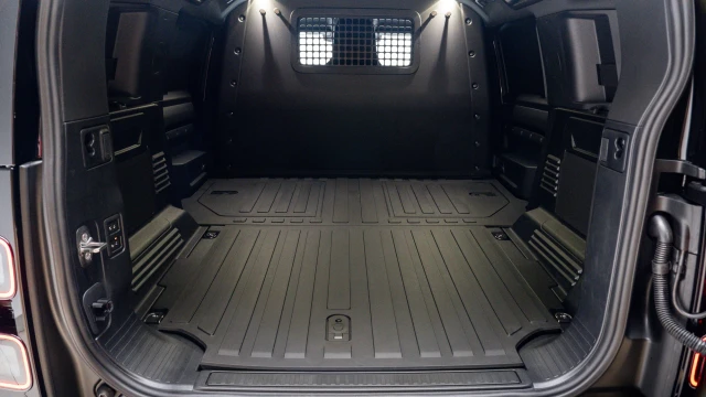 Land Rover Defender Image 7