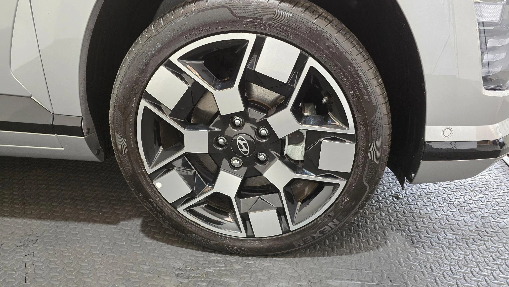 Vehicle image 32