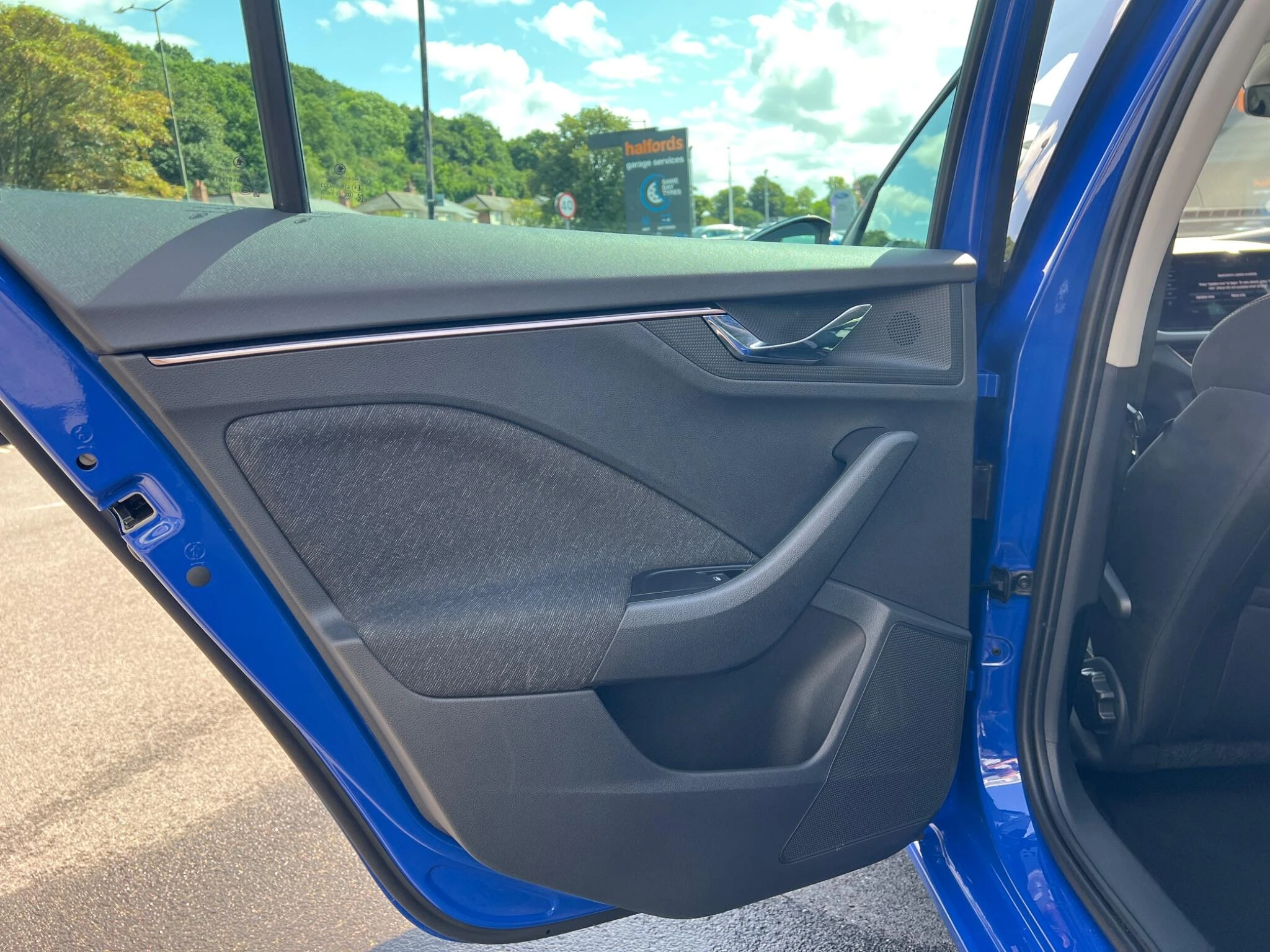 Vehicle image 28