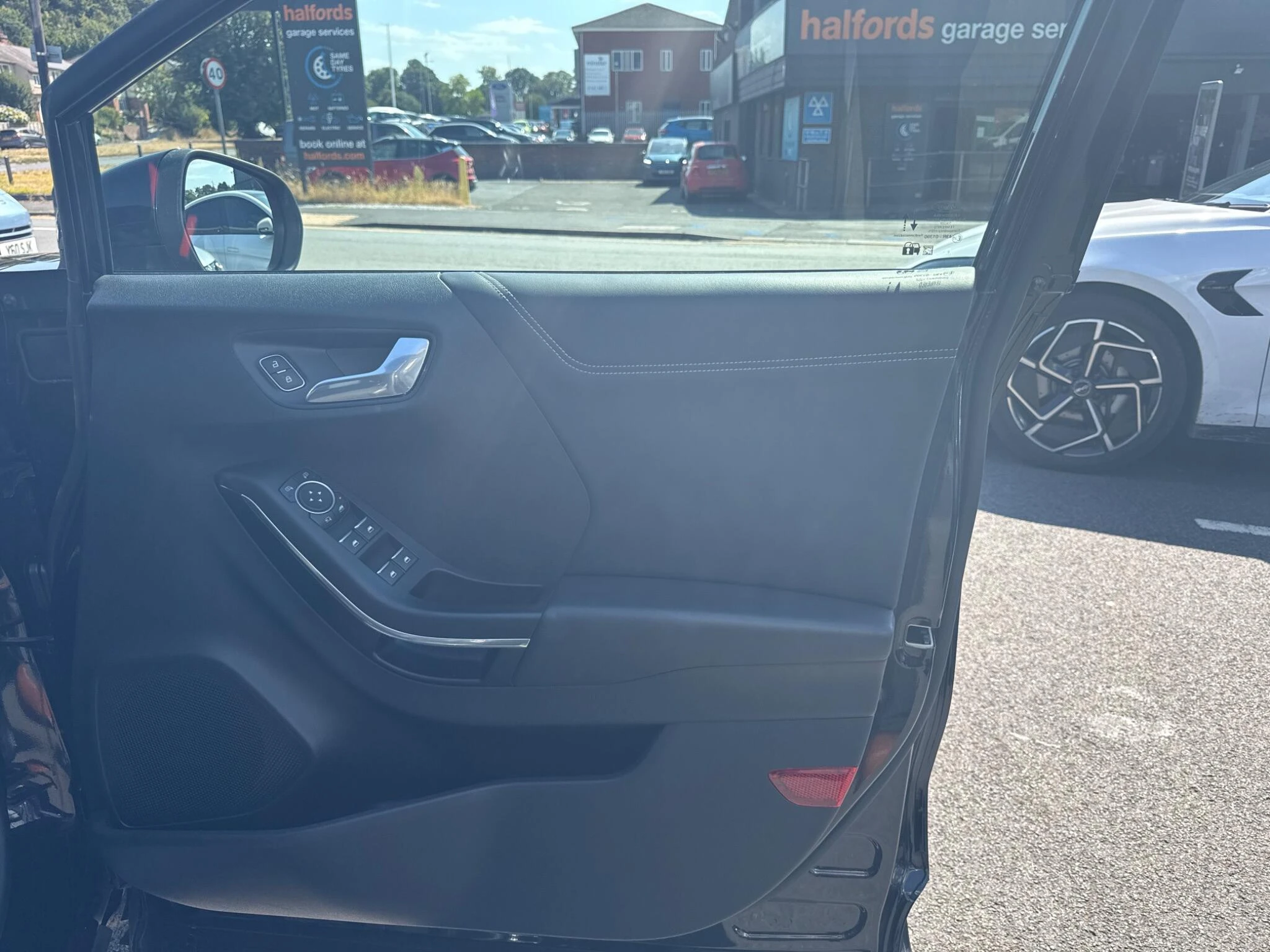 Vehicle image 28