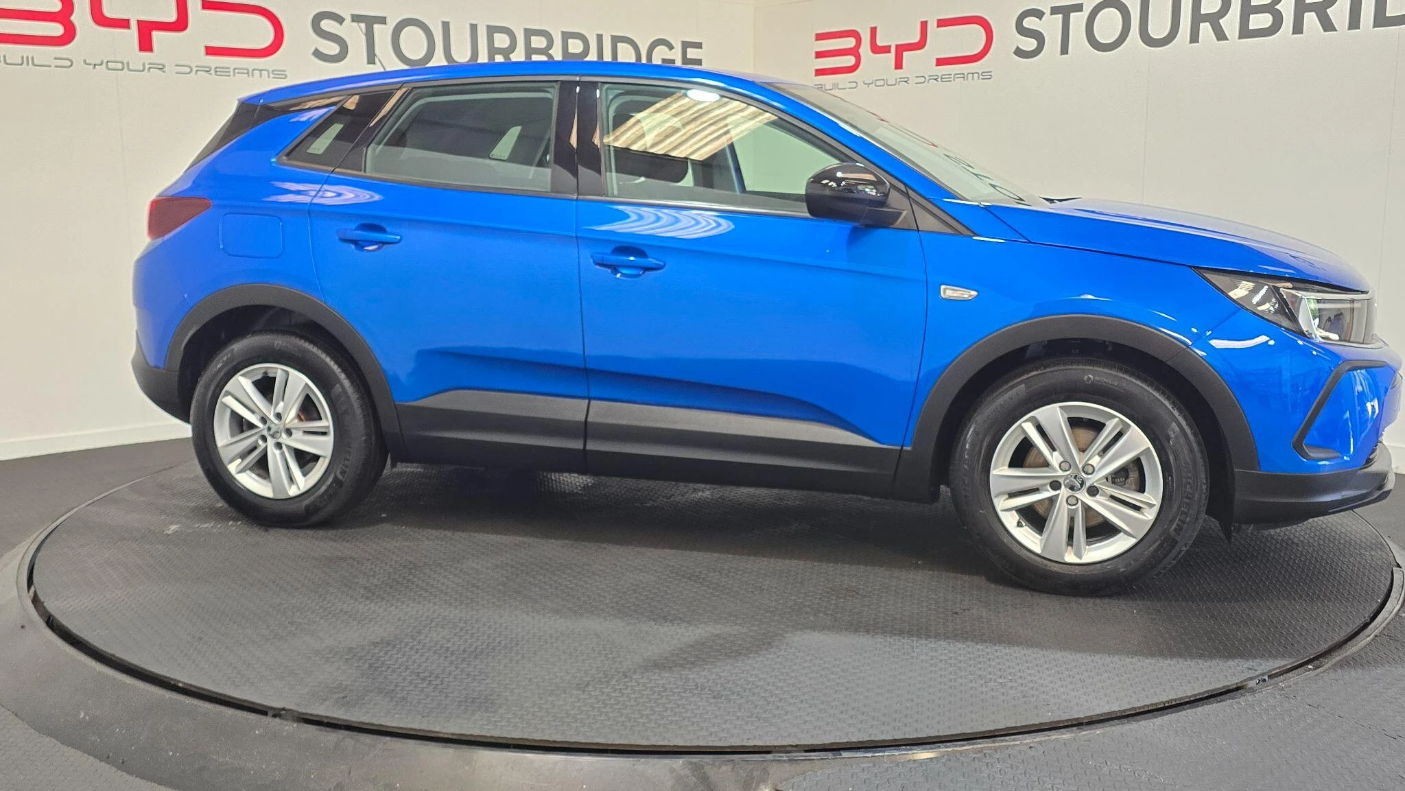 Vehicle image 16