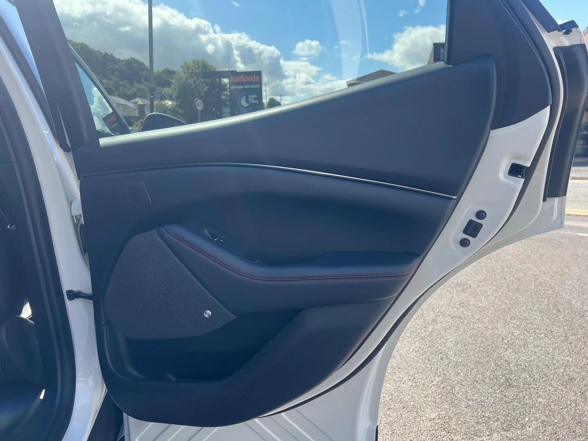 Vehicle image 32