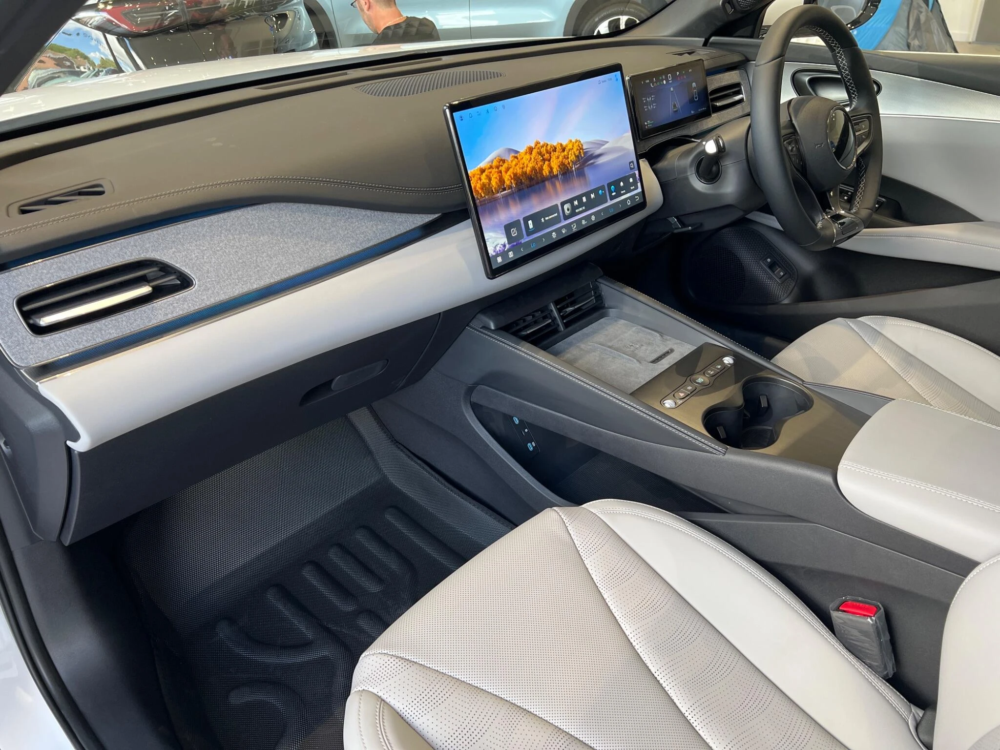 Vehicle image 16