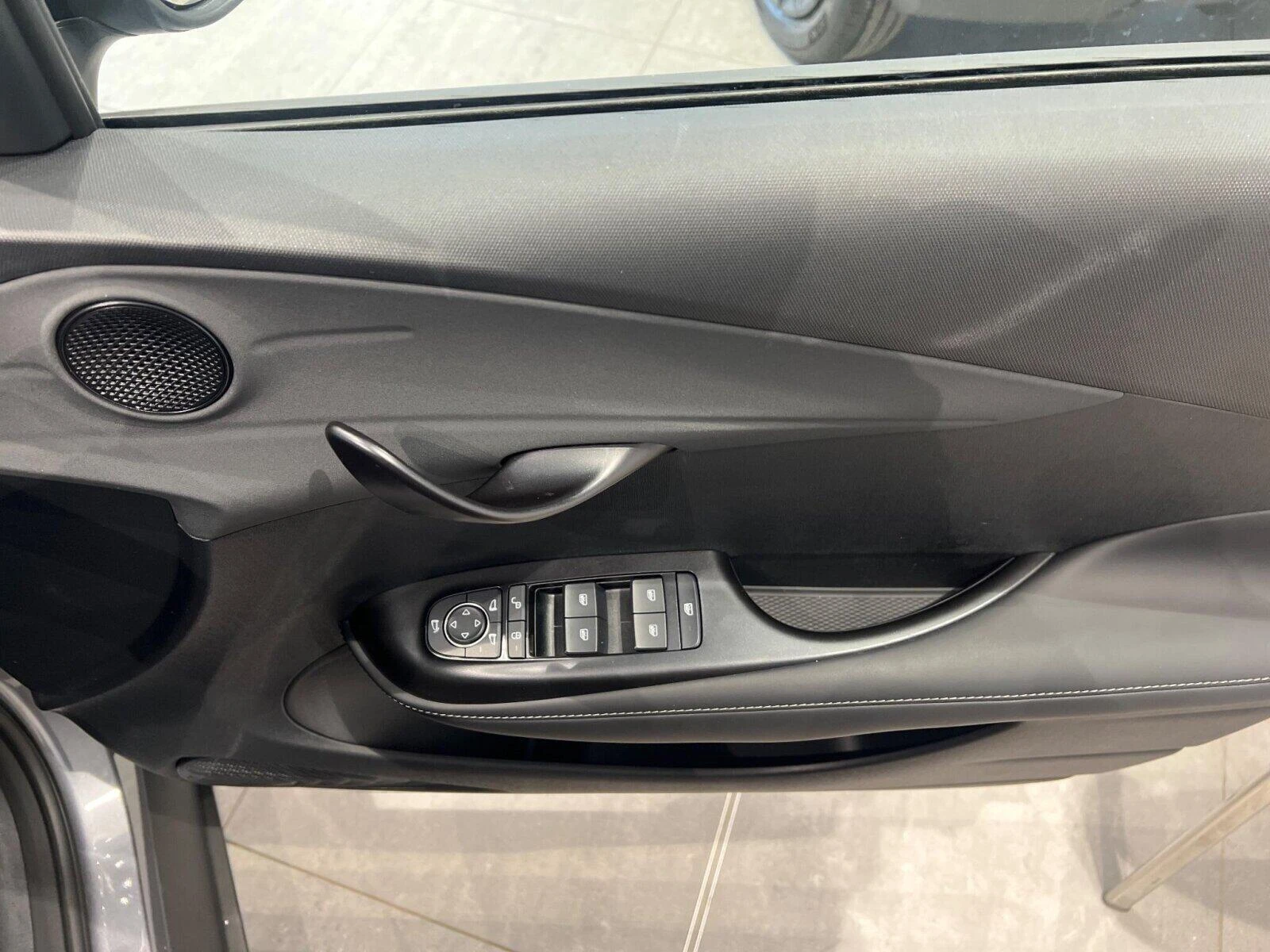 Vehicle image 81
