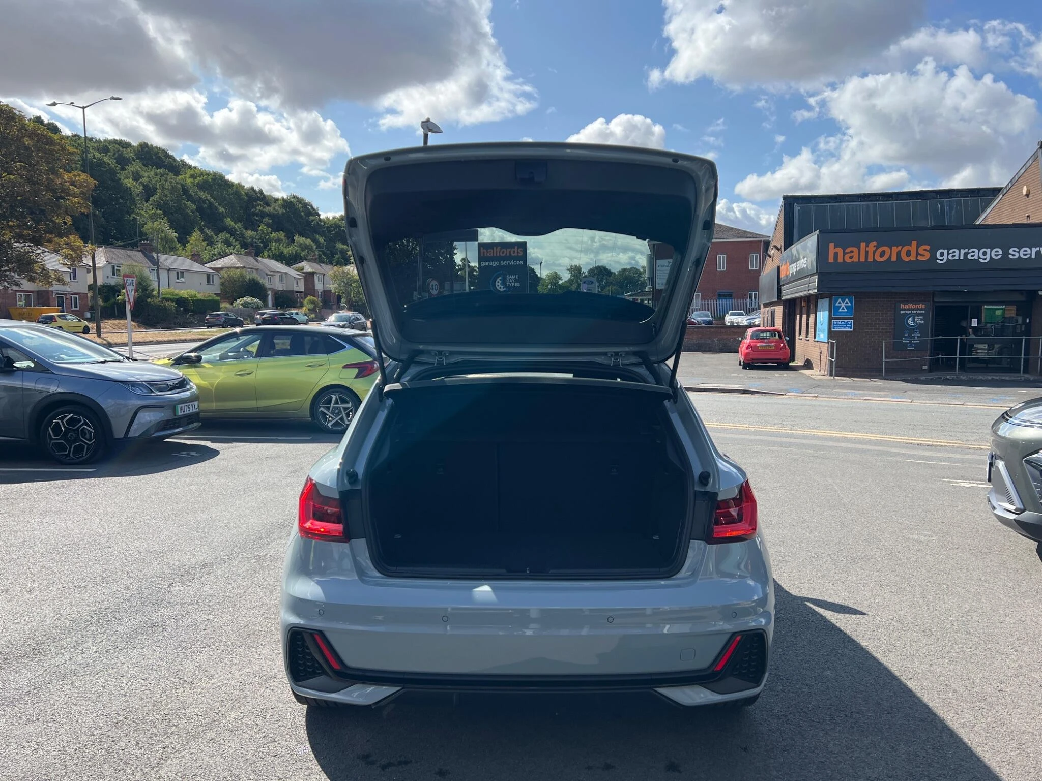 Vehicle image 13