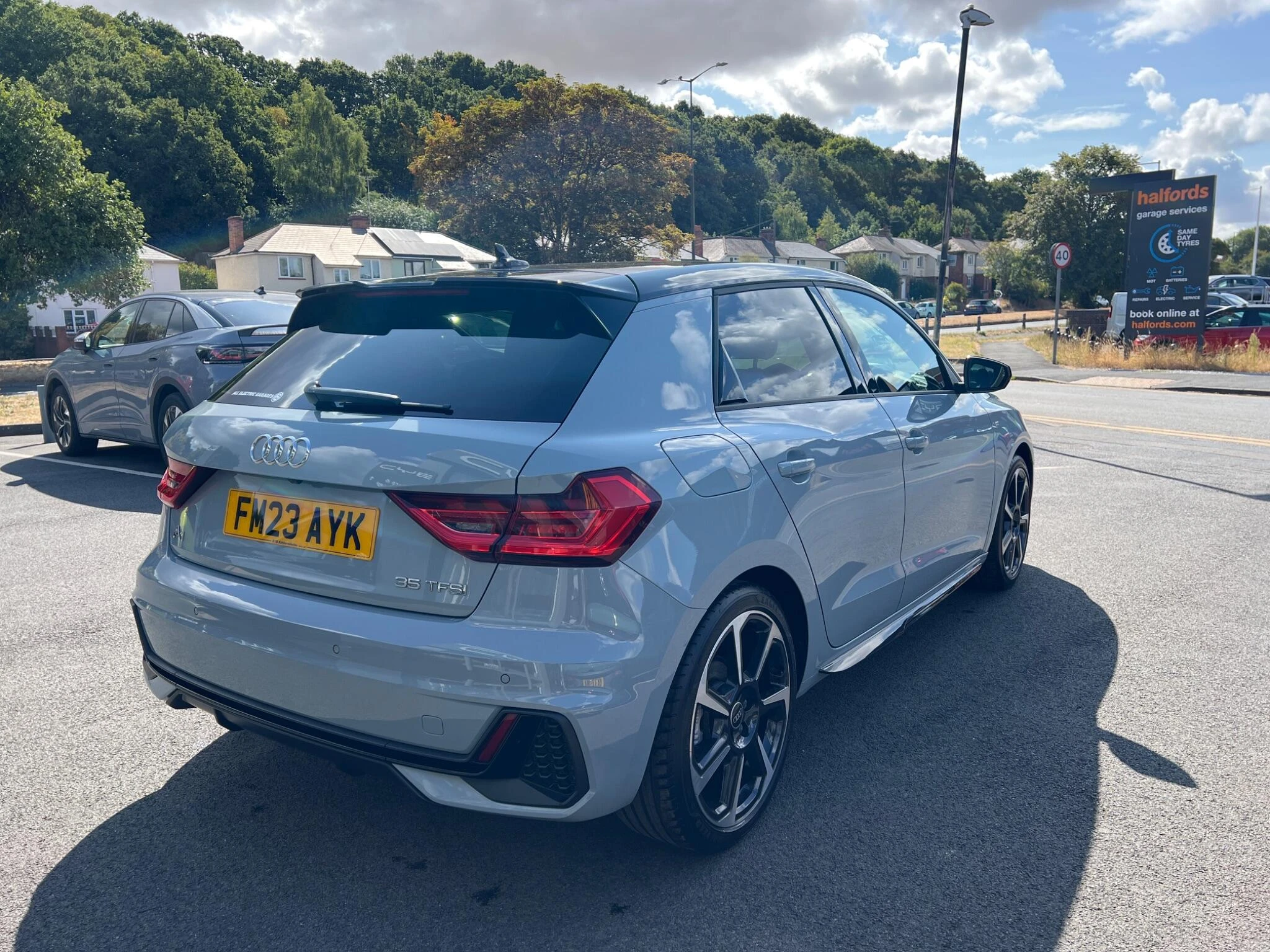 Vehicle image 15