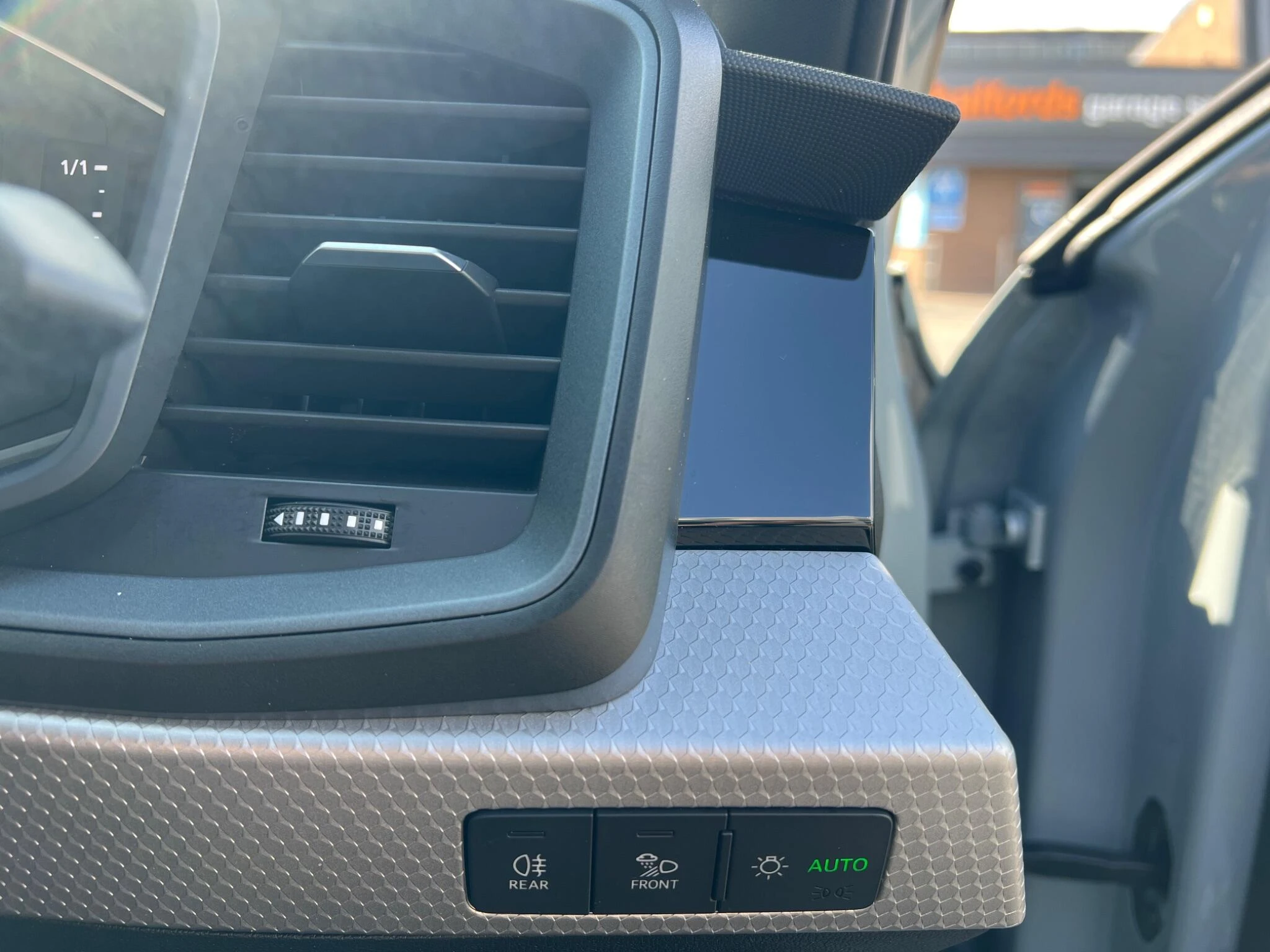 Vehicle image 28
