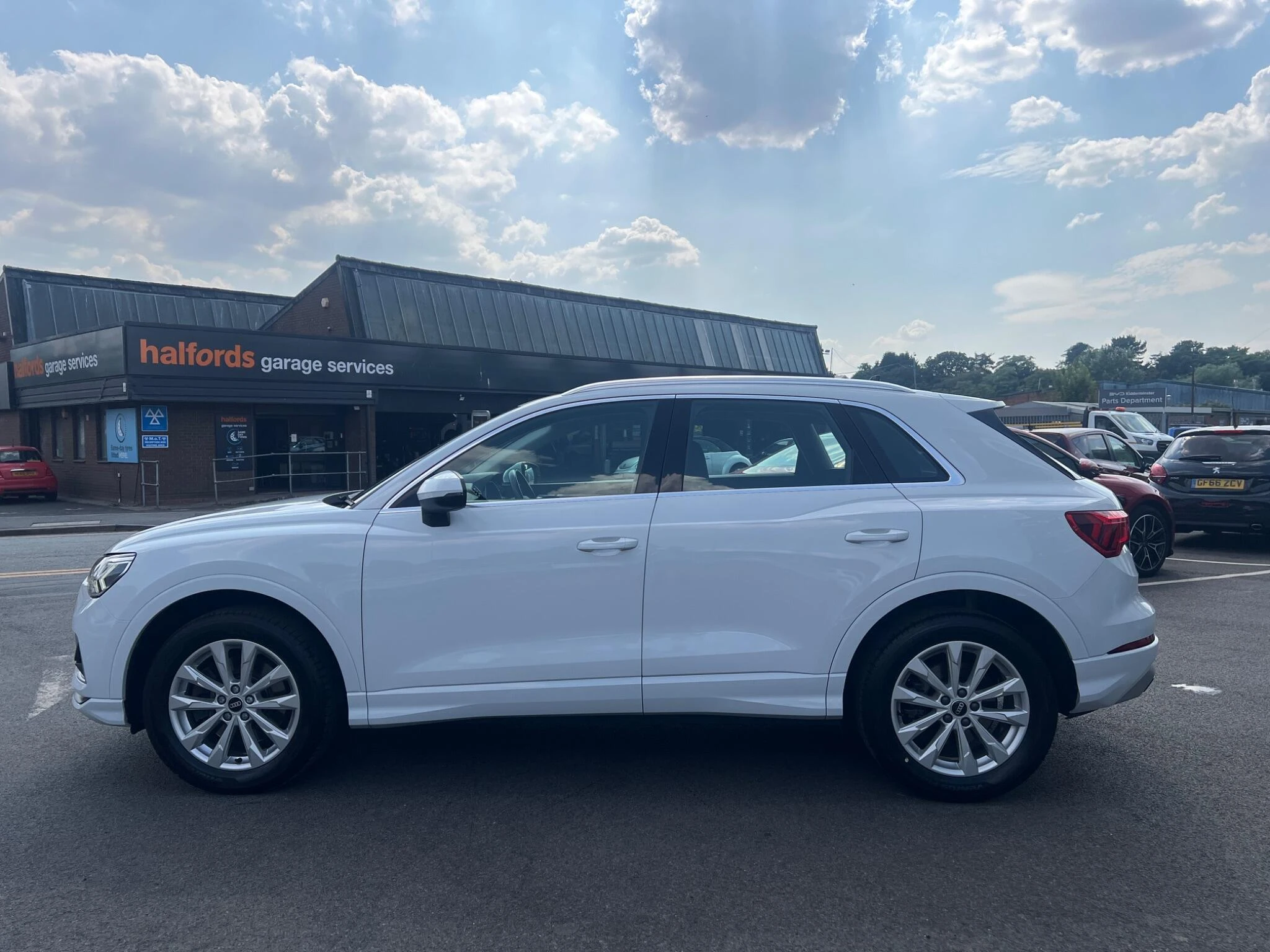 Vehicle image 10