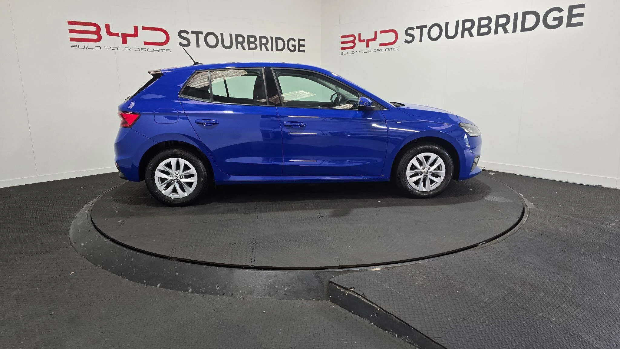 Vehicle image 16