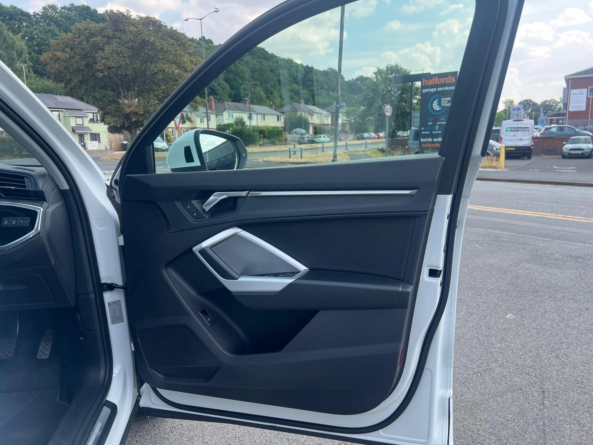 Vehicle image 32