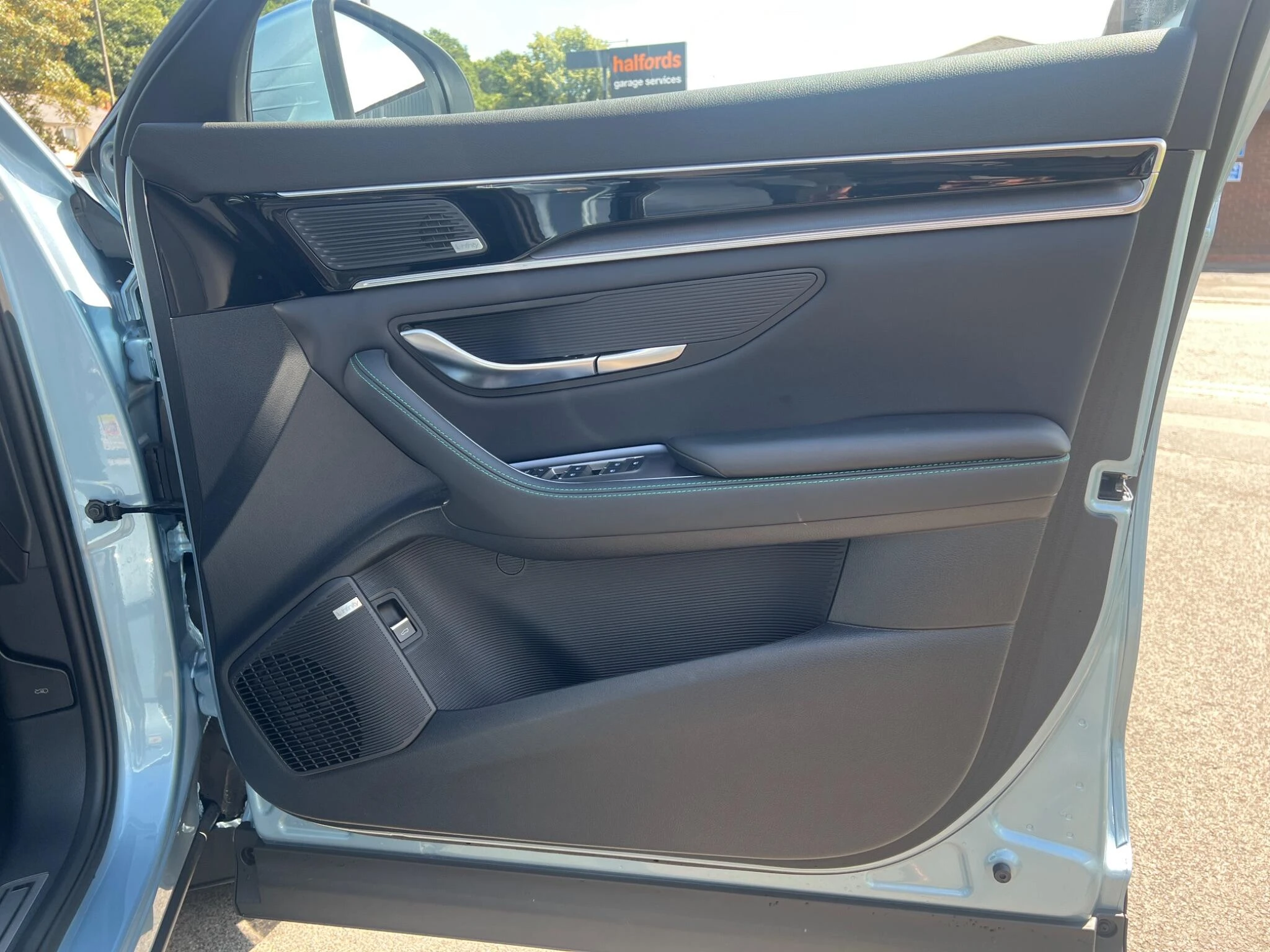 Vehicle image 25