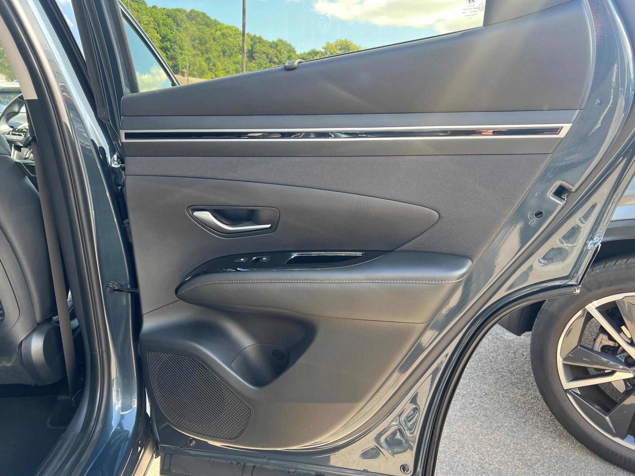 Vehicle image 32