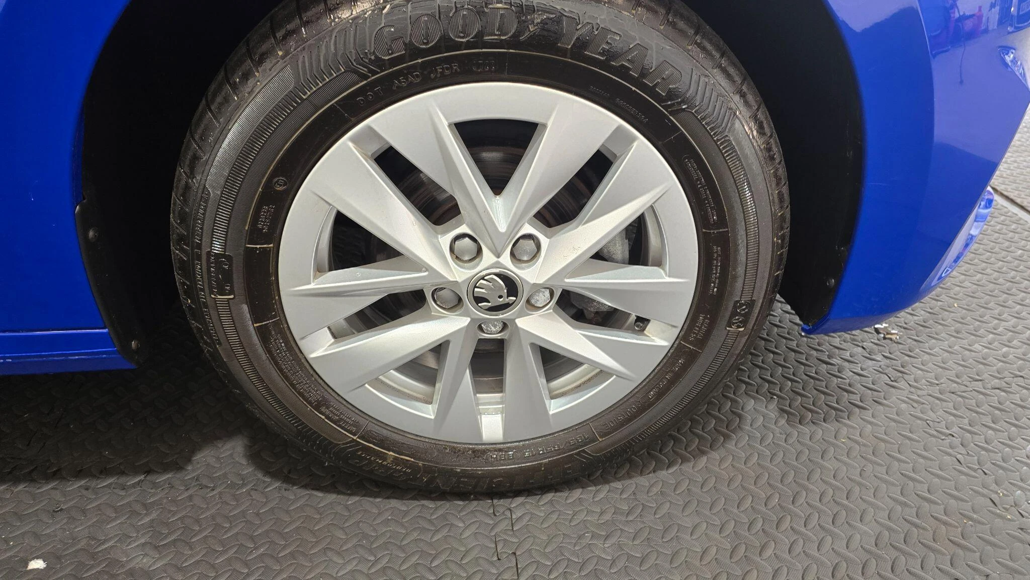 Vehicle image 32