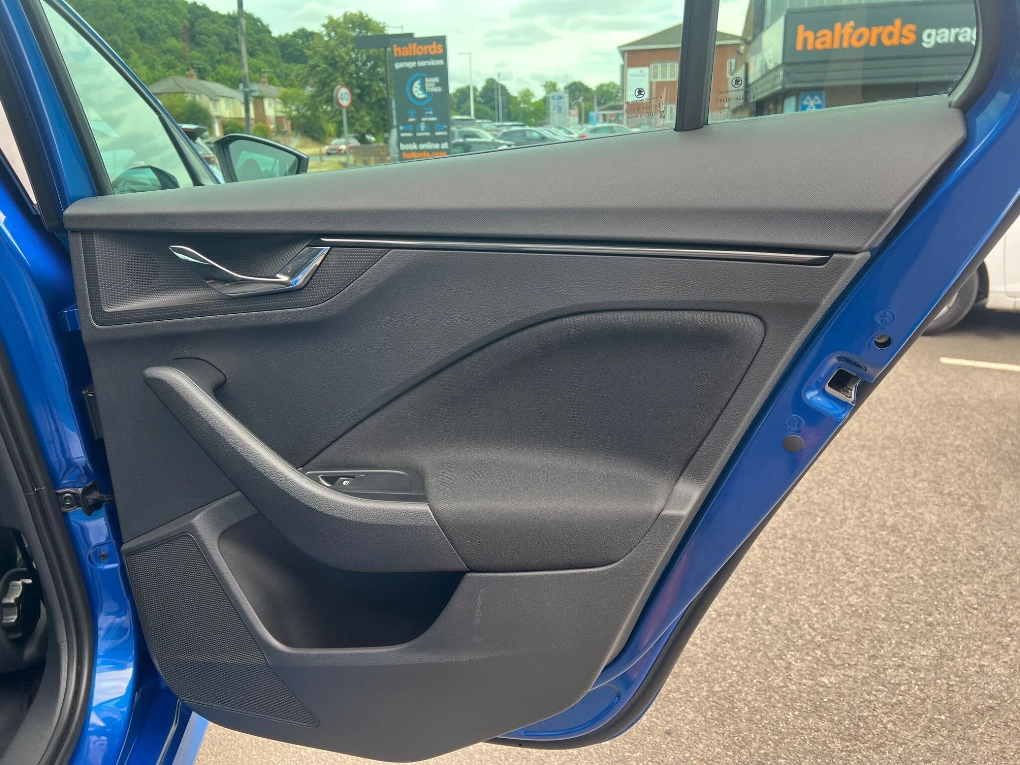 Vehicle image 16