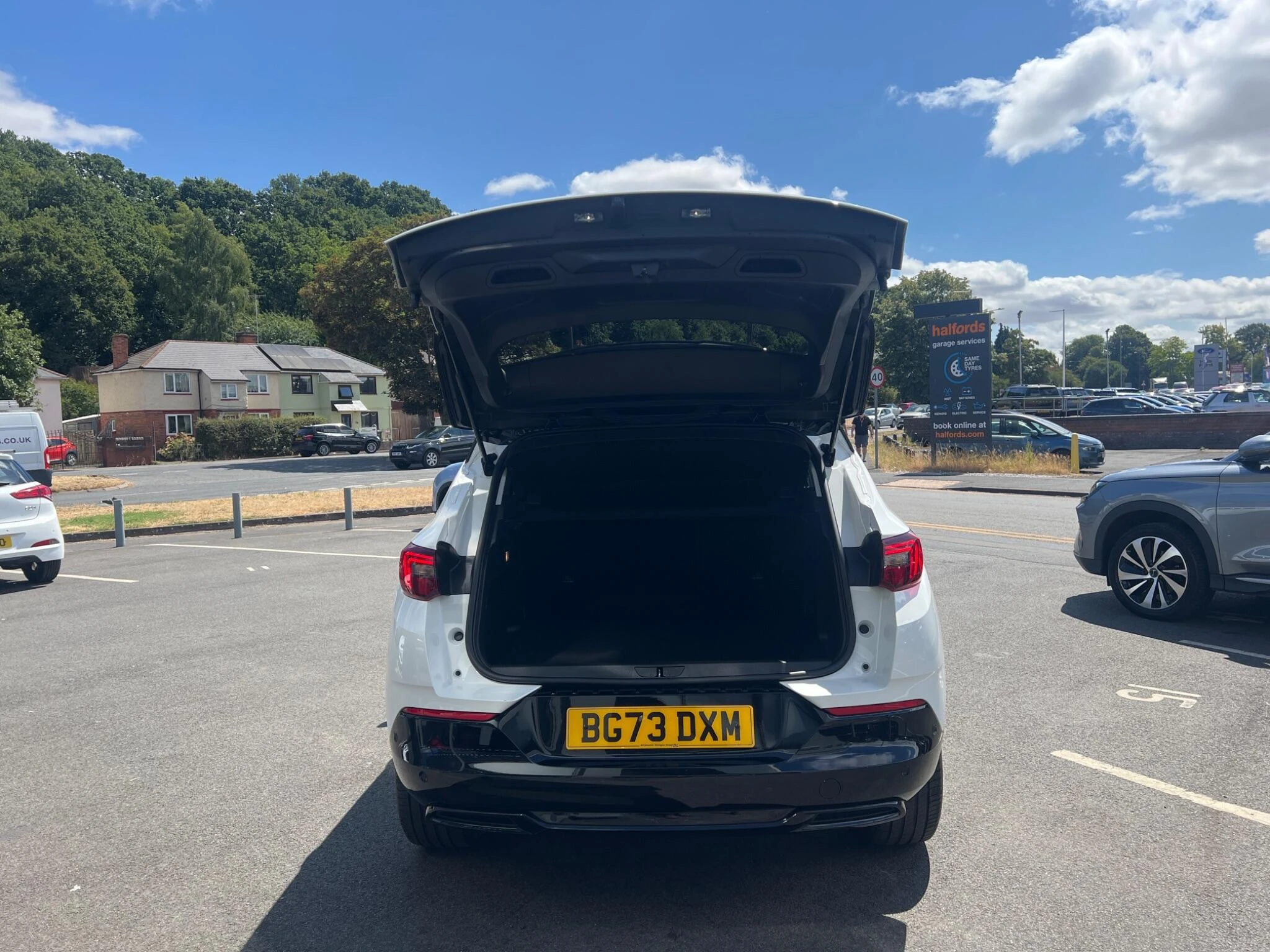 Vehicle image 16