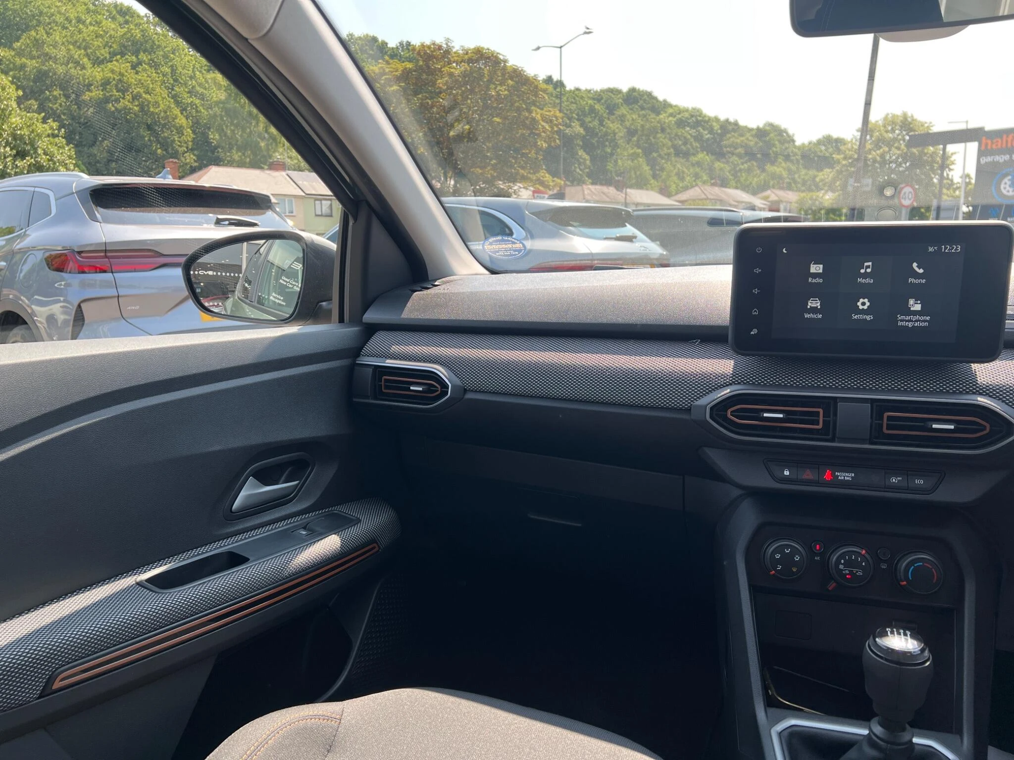 Vehicle image 16