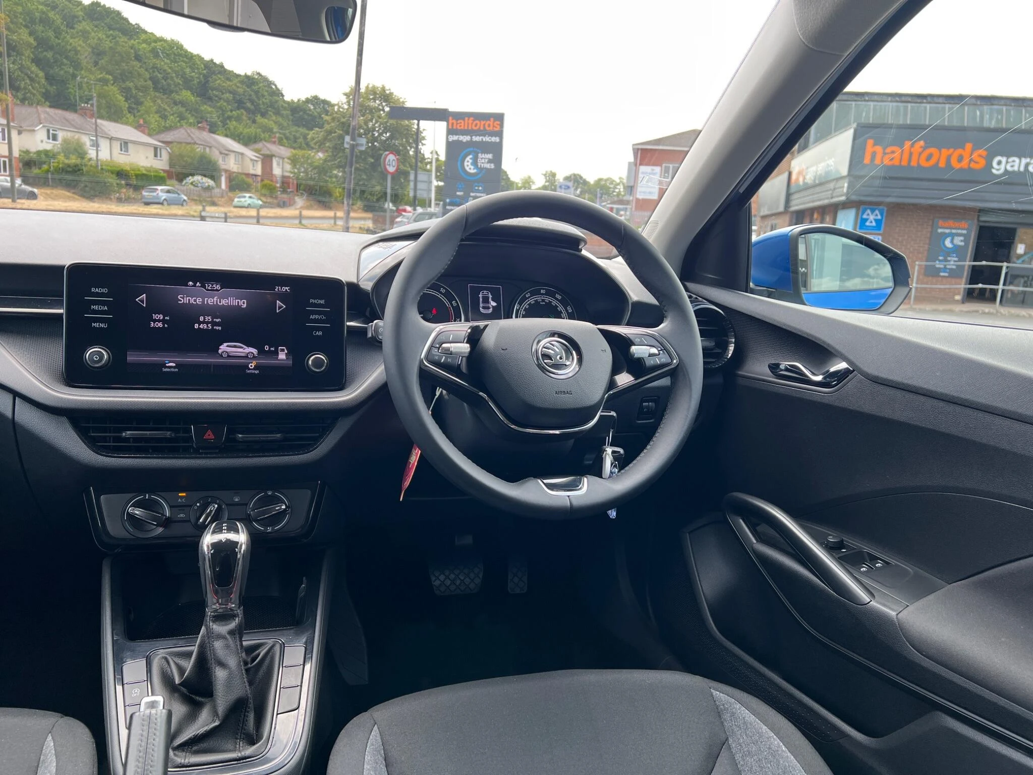 Vehicle image 10