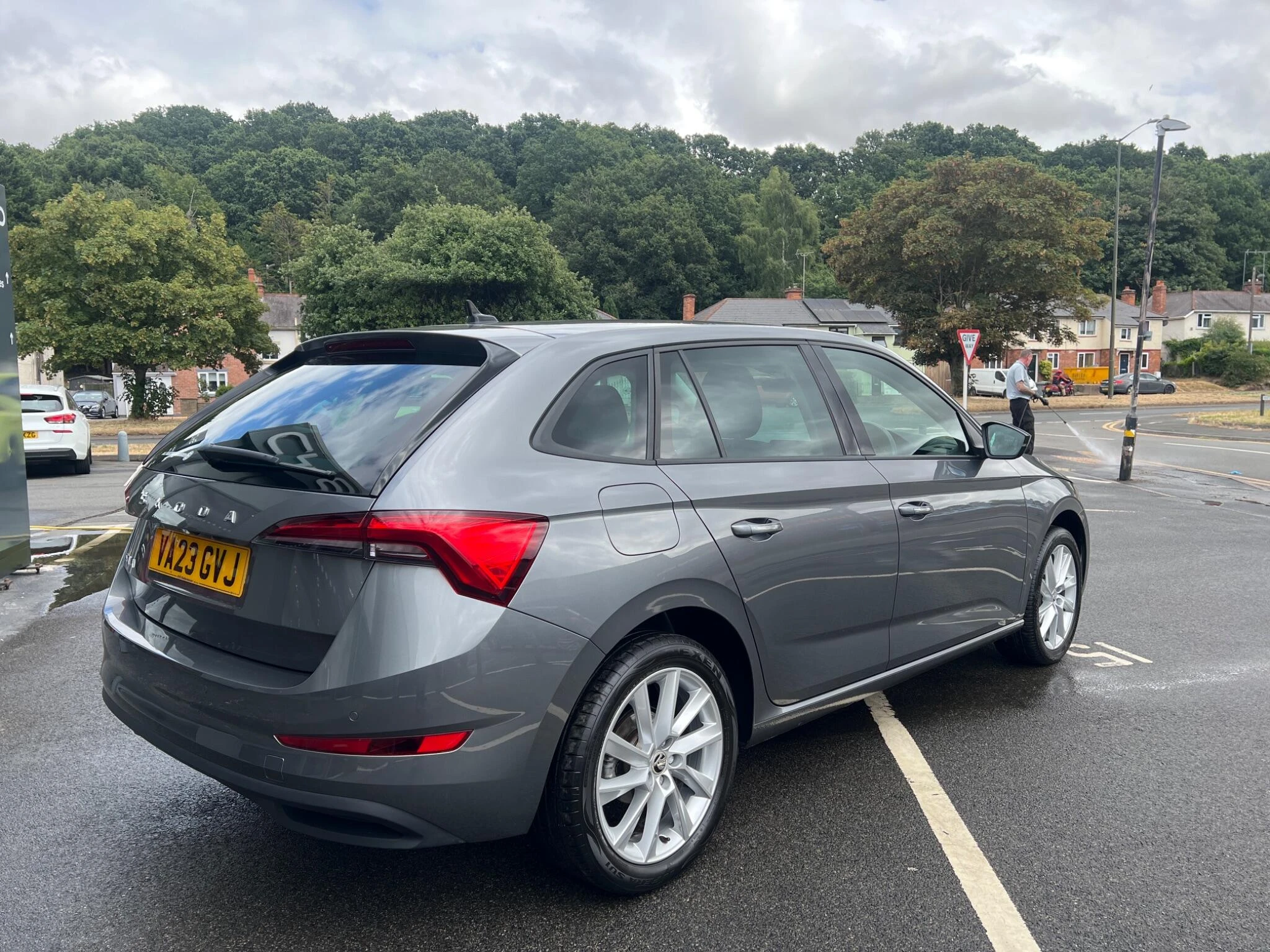Vehicle image 16