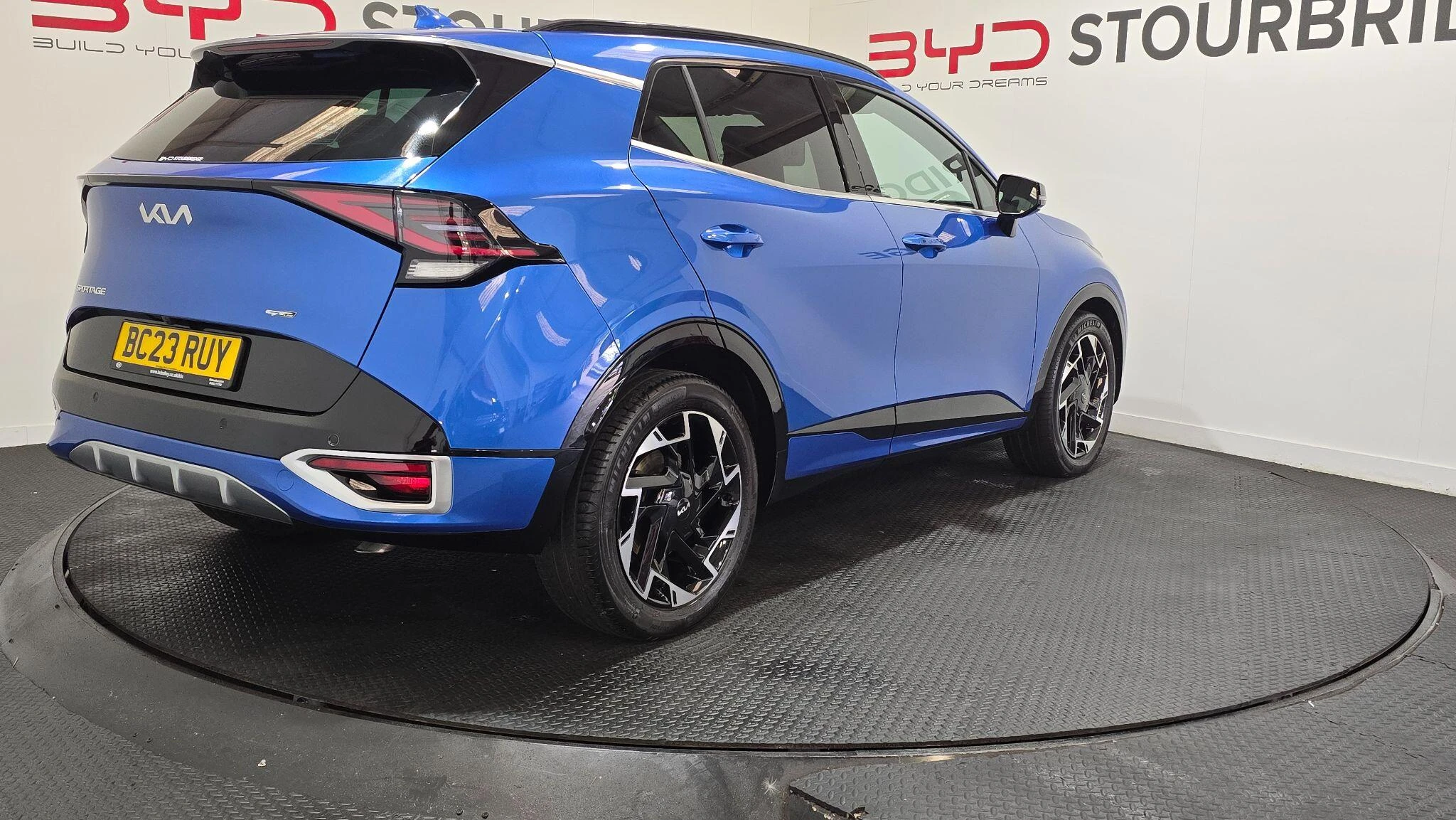 Vehicle image 16