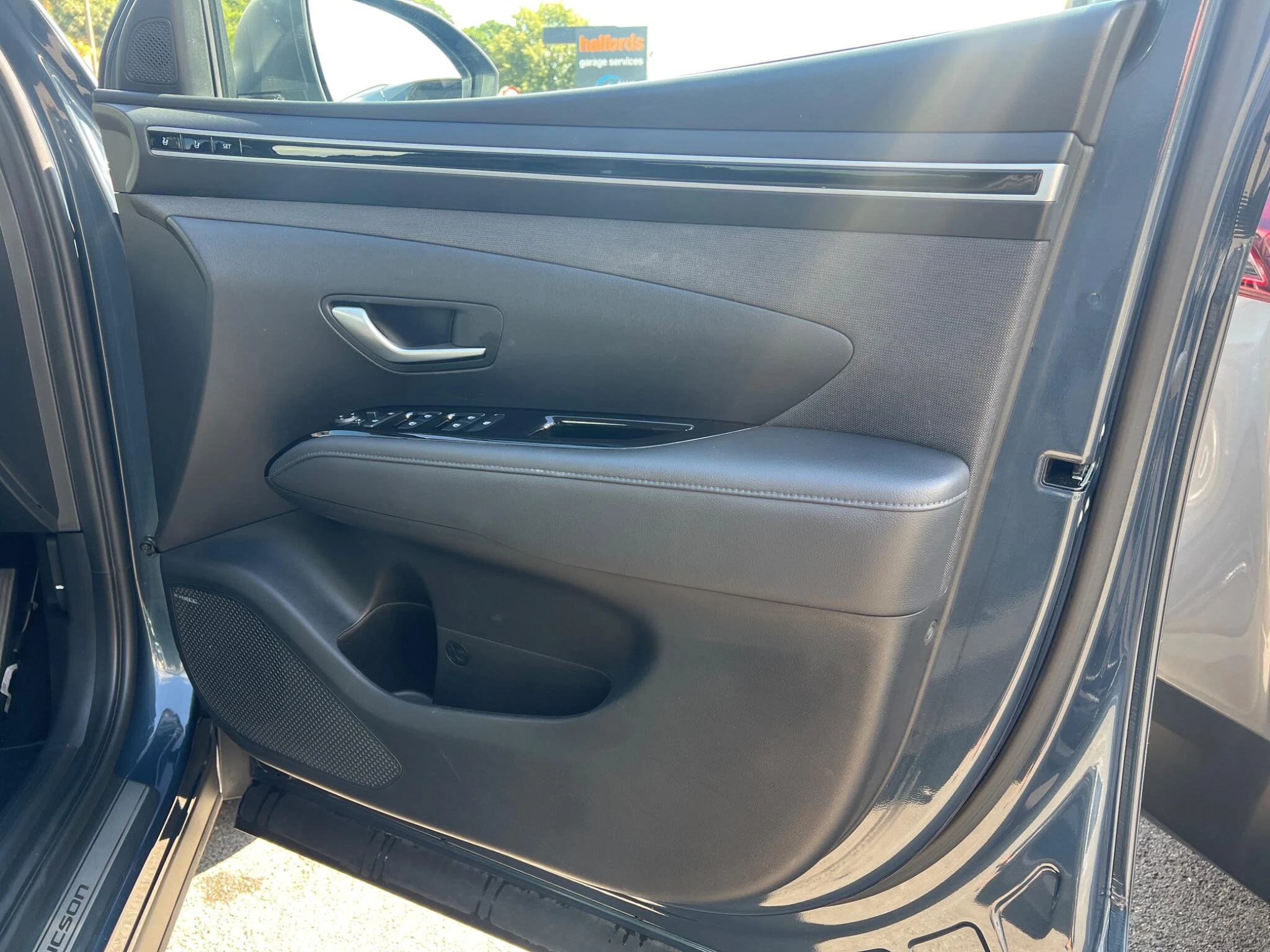 Vehicle image 33
