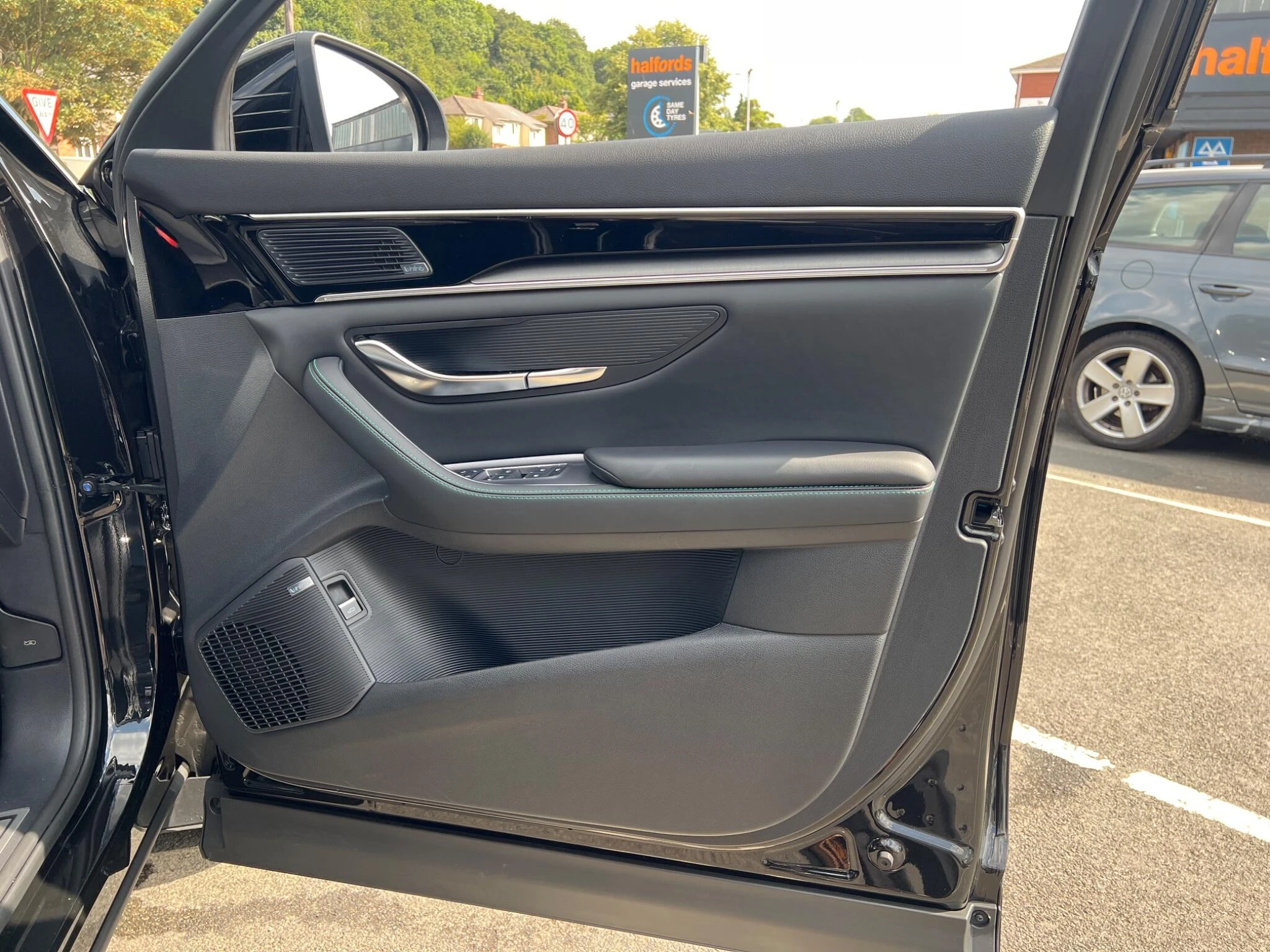 Vehicle image 28