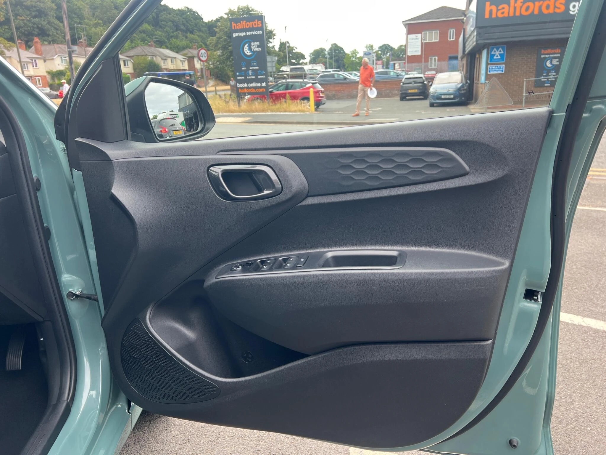 Vehicle image 32