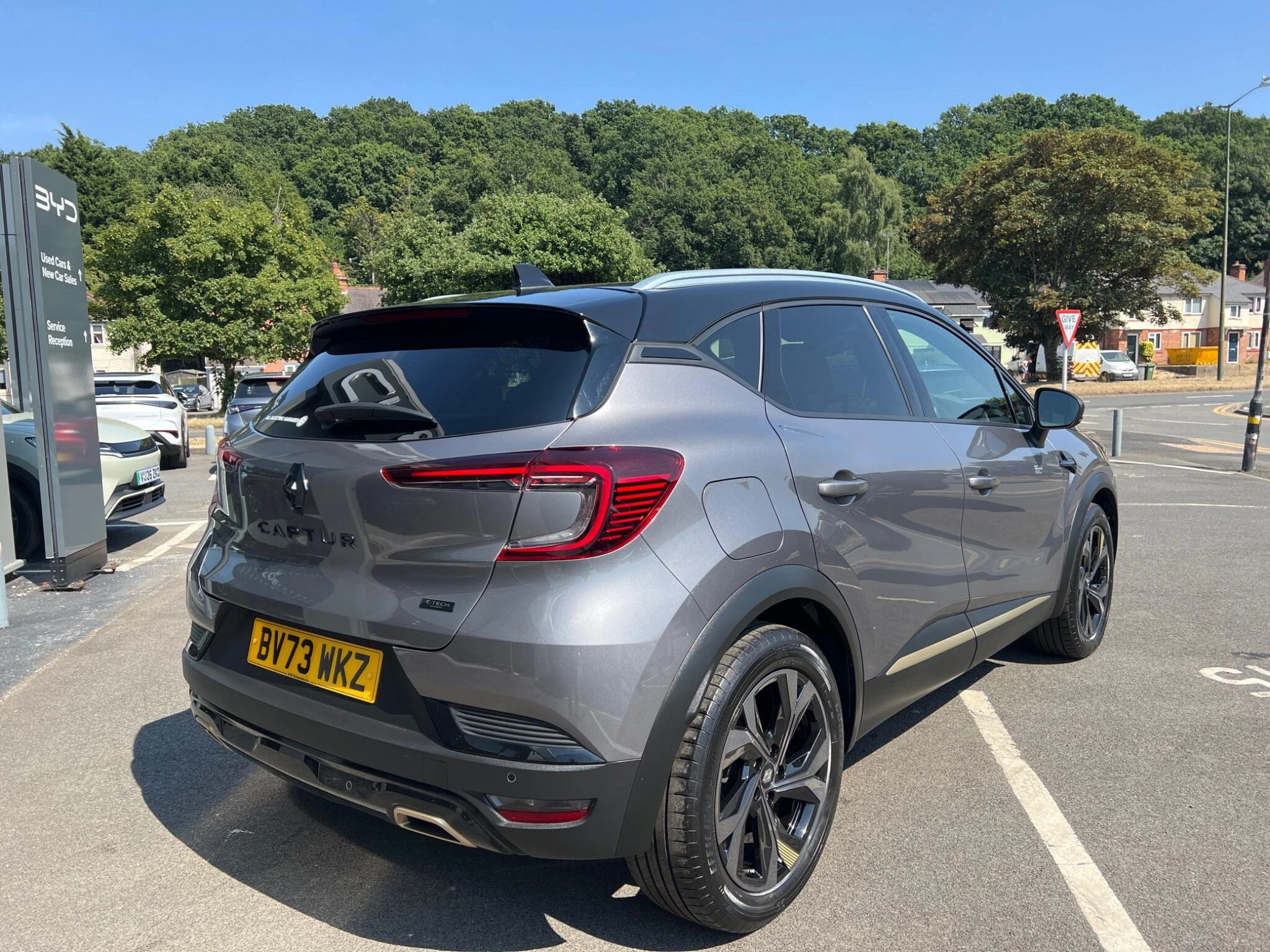 Vehicle image 10