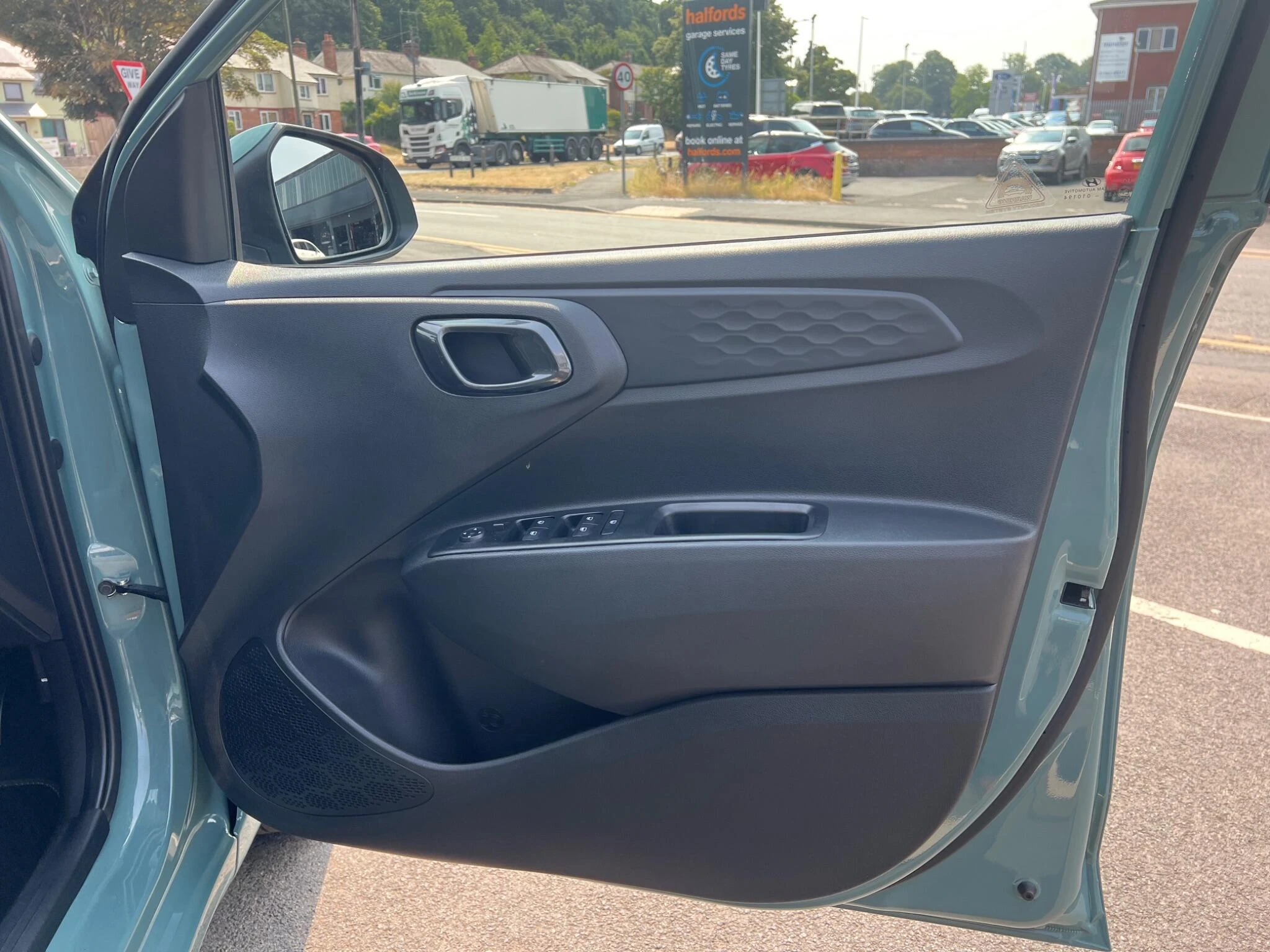 Vehicle image 28
