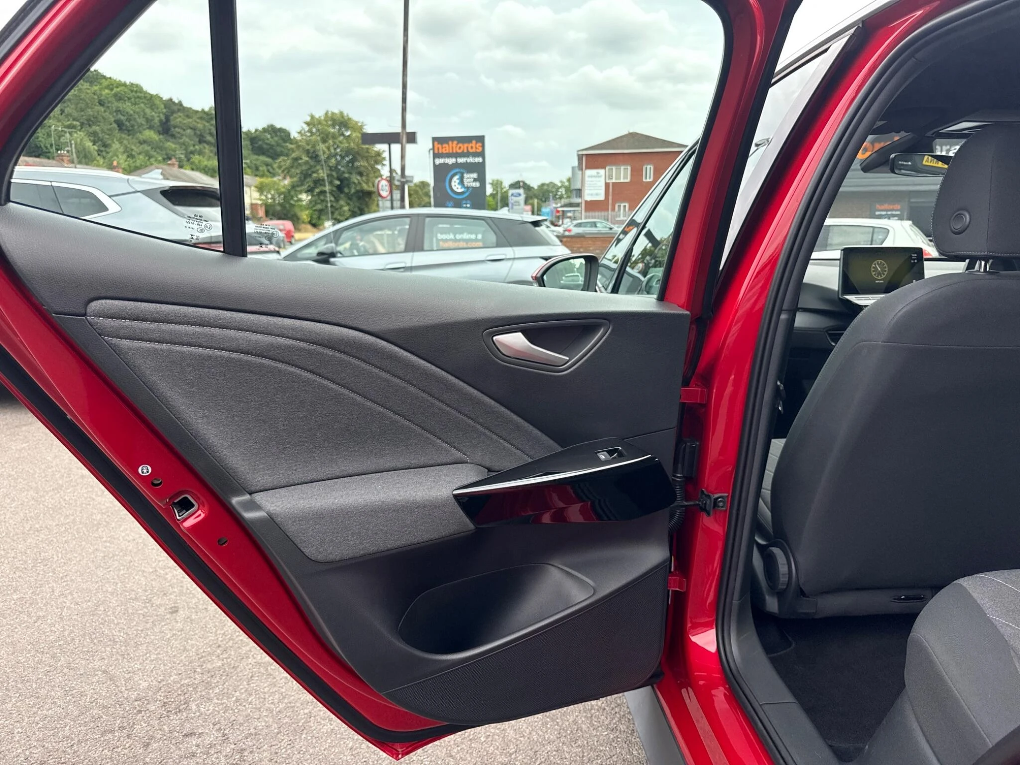 Vehicle image 16